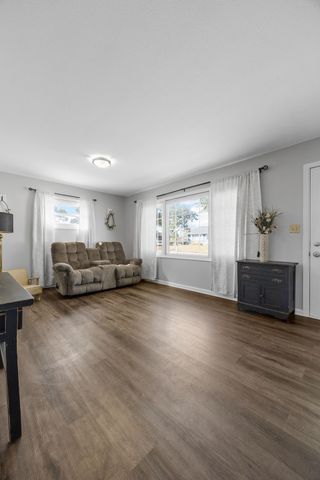 1213 Raney St, Hiawatha, IA 52233