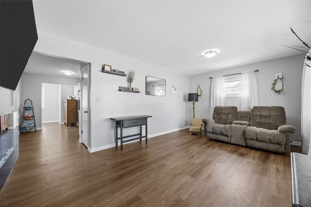 1213 Raney St, Hiawatha, IA 52233