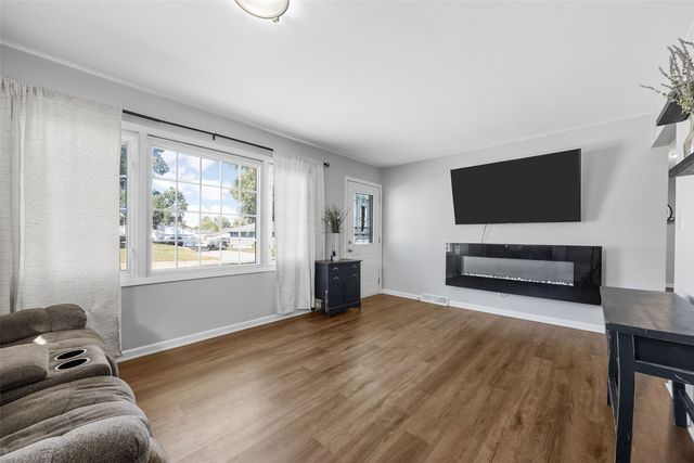 1213 Raney St, Hiawatha, IA 52233