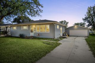 1213 Raney St, Hiawatha, IA 52233