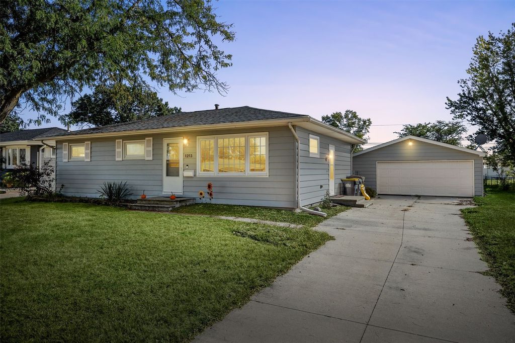 1213 Raney St, Hiawatha, IA 52233