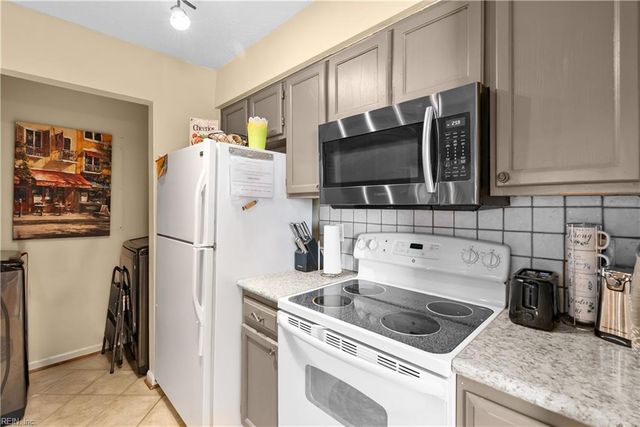 5 Salt Marsh Quay Apt F, Hampton, VA 23666