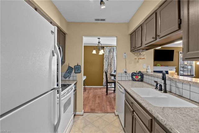 5 Salt Marsh Quay Apt F, Hampton, VA 23666