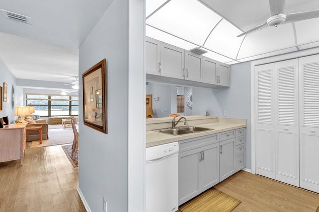 18 Plantation Drive 206, Vero Beach, FL 32966