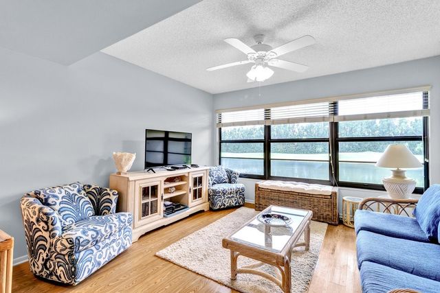18 Plantation Drive 206, Vero Beach, FL 32966