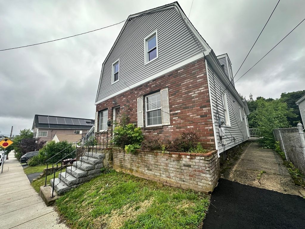 354 University Ave 0, Lowell, MA 01854