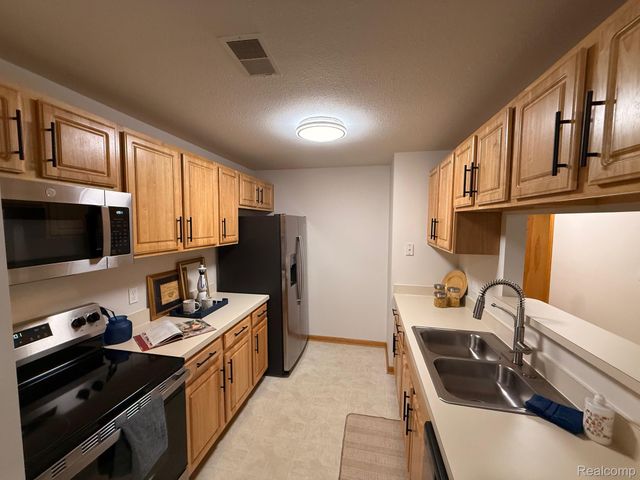 314 MARIGOLD Circle, Westland, MI 48185