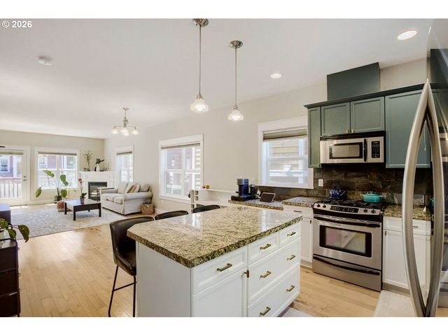 5117 Sw SHATTUCK Rd, Portland, OR 97221