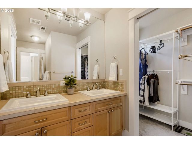 5117 Sw SHATTUCK Rd, Portland, OR 97221