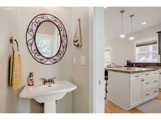 5117 Sw SHATTUCK Rd, Portland, OR 97221