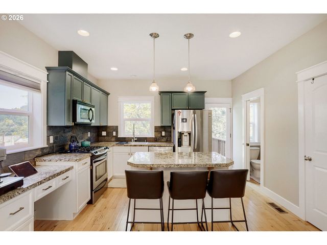 5117 Sw SHATTUCK Rd, Portland, OR 97221