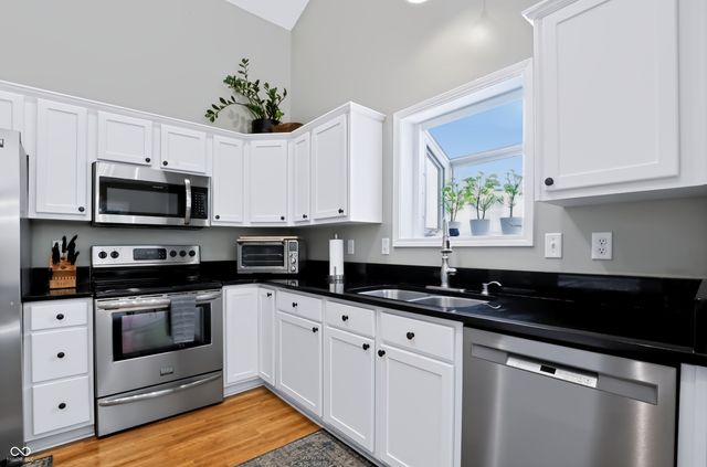 6517 Sussex Drive, Zionsville, IN 46077