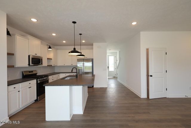 7740 Hank Drive, Holland, OH 43528