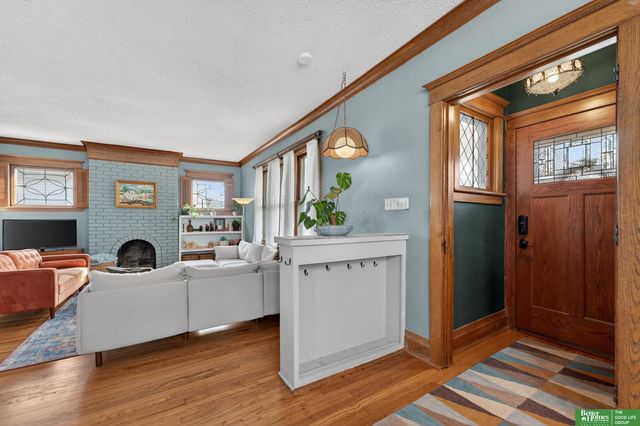 2327 Hanscom Boulevard, Omaha, NE 68105