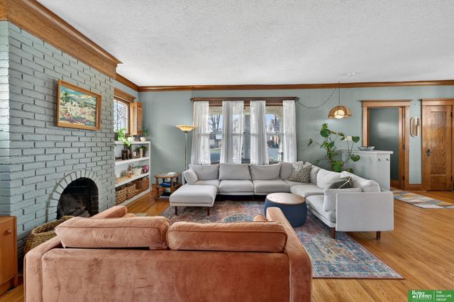 2327 Hanscom Boulevard, Omaha, NE 68105