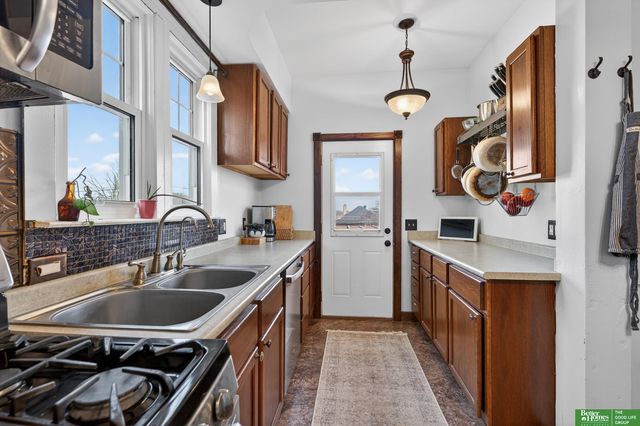 2327 Hanscom Boulevard, Omaha, NE 68105