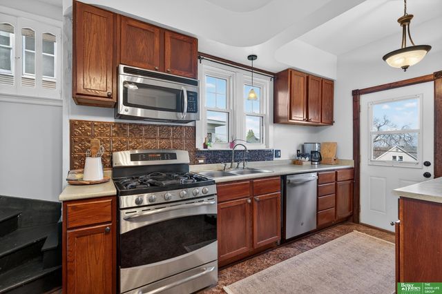 2327 Hanscom Boulevard, Omaha, NE 68105