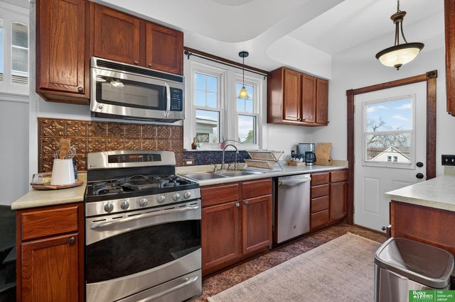 2327 Hanscom Boulevard, Omaha, NE 68105