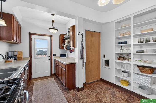 2327 Hanscom Boulevard, Omaha, NE 68105