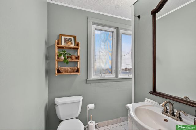 2327 Hanscom Boulevard, Omaha, NE 68105