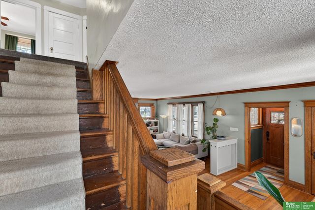 2327 Hanscom Boulevard, Omaha, NE 68105