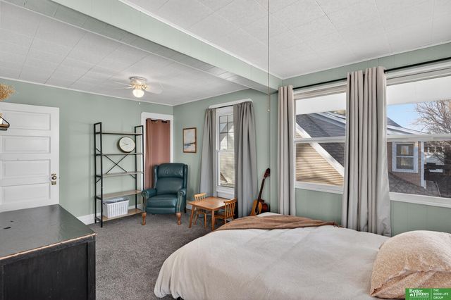 2327 Hanscom Boulevard, Omaha, NE 68105