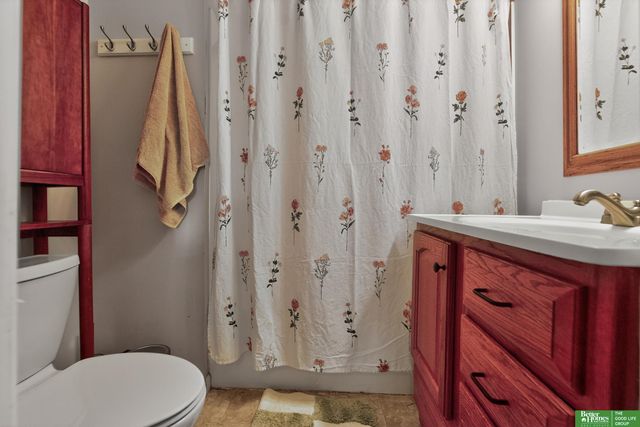 2327 Hanscom Boulevard, Omaha, NE 68105