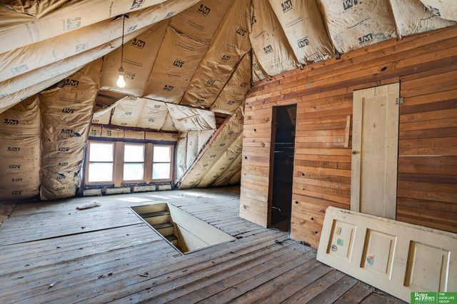 2327 Hanscom Boulevard, Omaha, NE 68105