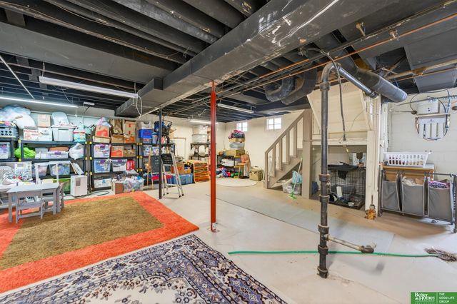 2327 Hanscom Boulevard, Omaha, NE 68105