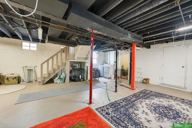 2327 Hanscom Boulevard, Omaha, NE 68105