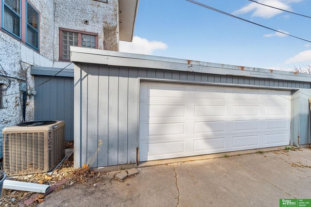 2327 Hanscom Boulevard, Omaha, NE 68105