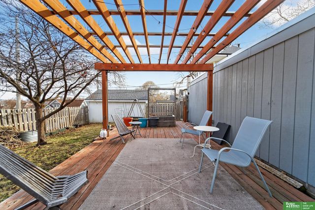 2327 Hanscom Boulevard, Omaha, NE 68105