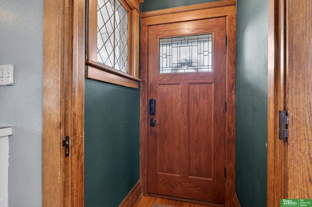 2327 Hanscom Boulevard, Omaha, NE 68105