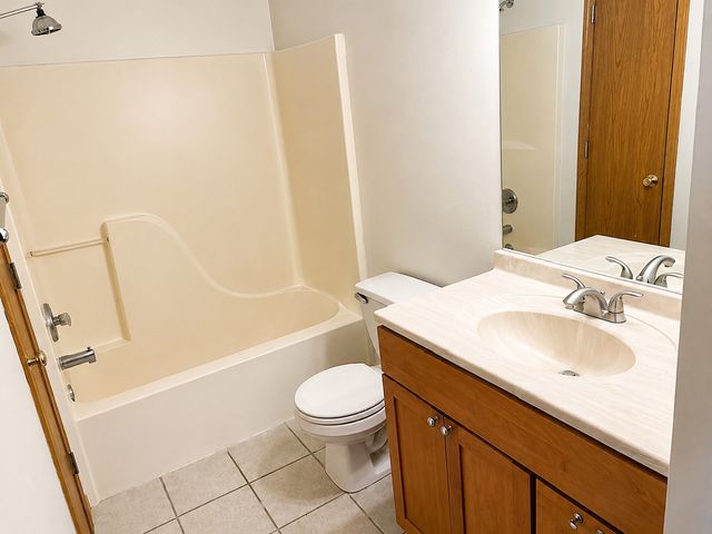 1343 Cunat Court 3F, Lake In The Hills, IL 60156