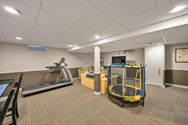 21400 Lancelot DRIVE, Brookfield, WI 53045