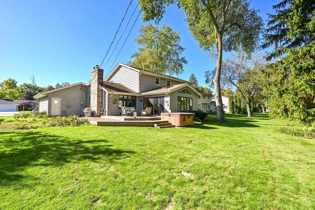 21400 Lancelot DRIVE, Brookfield, WI 53045