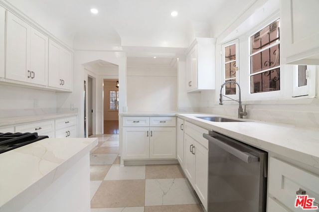 1040 S Alfred Street, Los Angeles, CA 90035