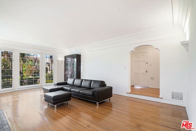 1040 S Alfred Street, Los Angeles, CA 90035