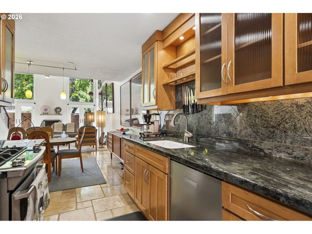 14 PREAKNESS Ct, Lake Oswego, OR 97035