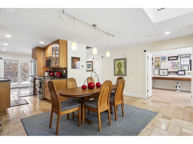 14 PREAKNESS Ct, Lake Oswego, OR 97035