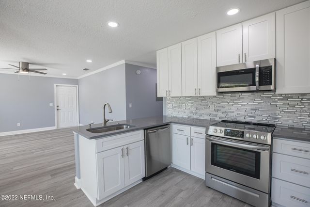 185 DONNER Road, Atlantic Beach, FL 32233