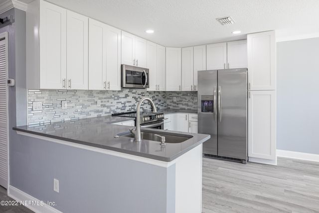185 DONNER Road, Atlantic Beach, FL 32233