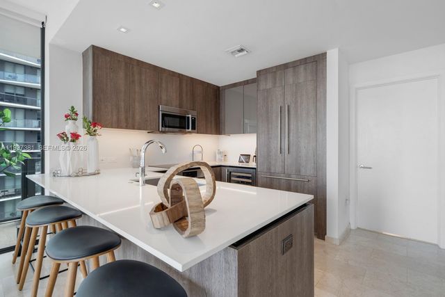 88 SW 7th St 1401, Miami, FL 33130