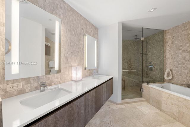 88 SW 7th St 1401, Miami, FL 33130