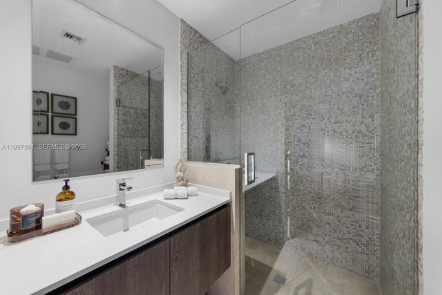 88 SW 7th St 1401, Miami, FL 33130