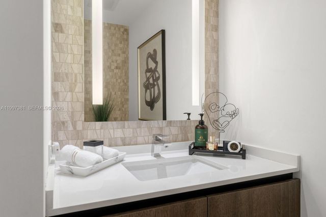 88 SW 7th St 1401, Miami, FL 33130