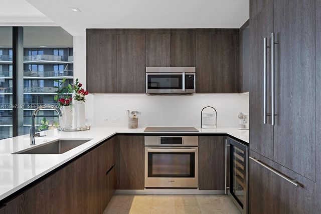 88 SW 7th St 1401, Miami, FL 33130