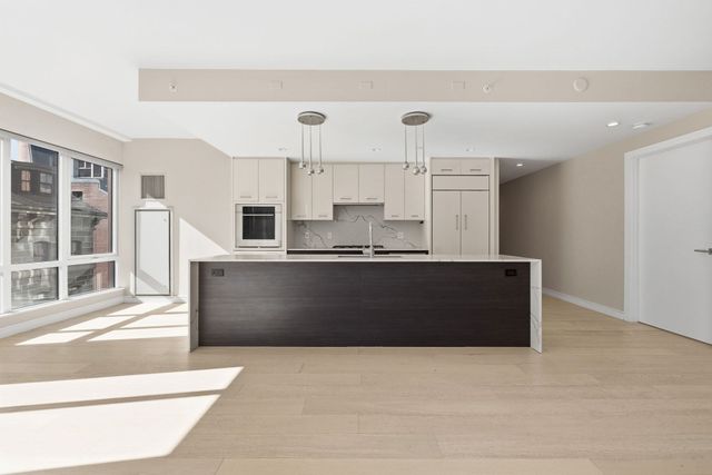 110 Broad 703, Boston, MA 02110