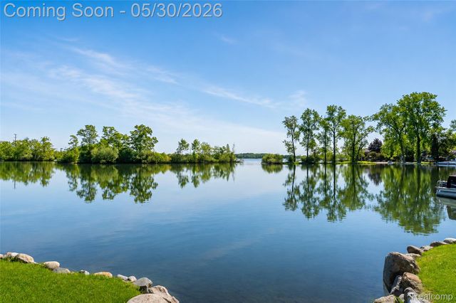 2082 Kingston Street, White Lake Charter Township, MI 48386