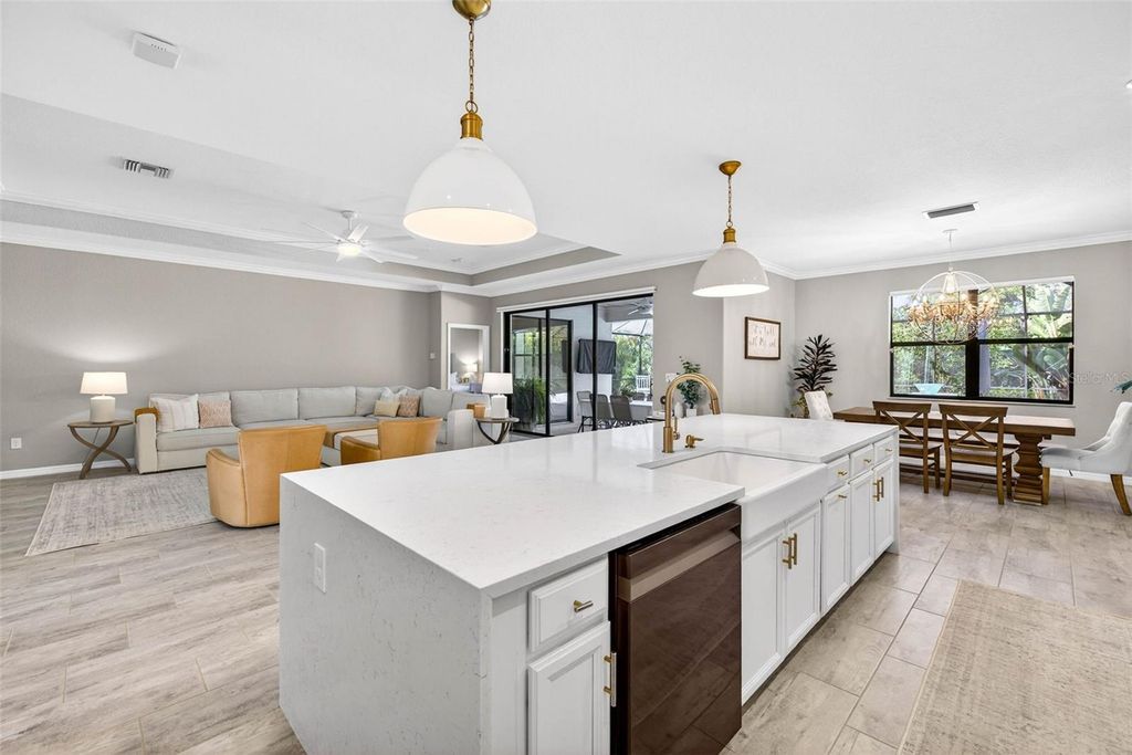 Image 14 of property listing at 710 ACACIA COURT, Bradenton, FL 34212